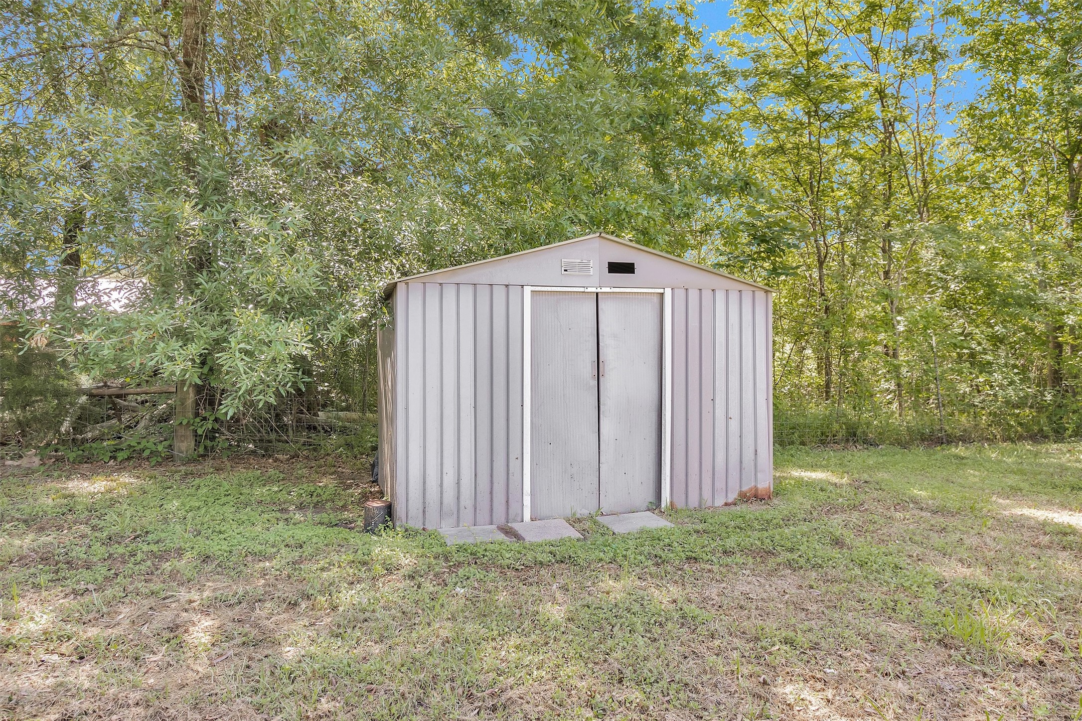 56 Michael Street Huntsville, TX 77320 - Photo 37 of 37 a backyard of a house with lots of green space