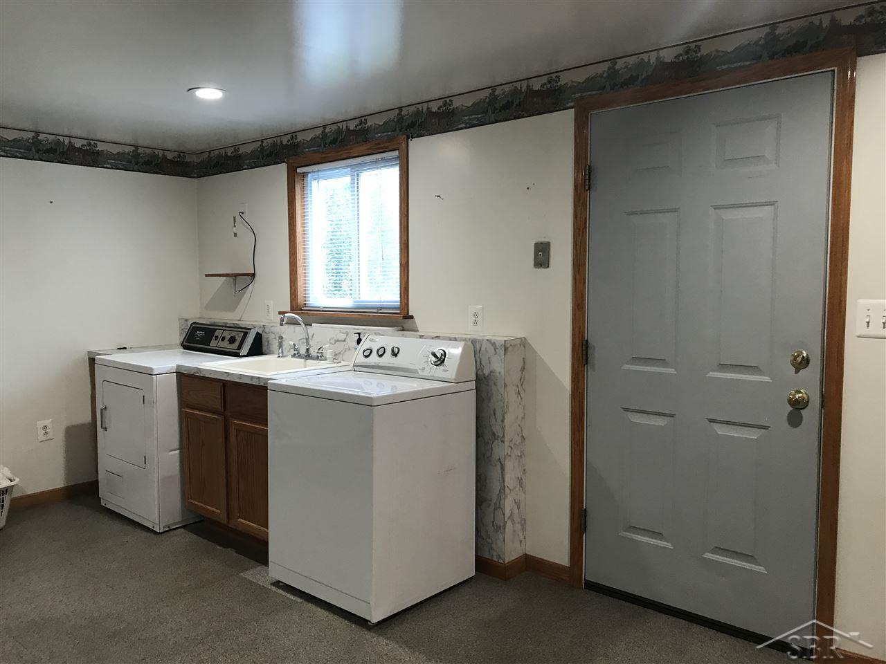 12217 Roosevelt Road Saginaw, MI 48609 - Photo 21 of 35 Laundry room/mud room