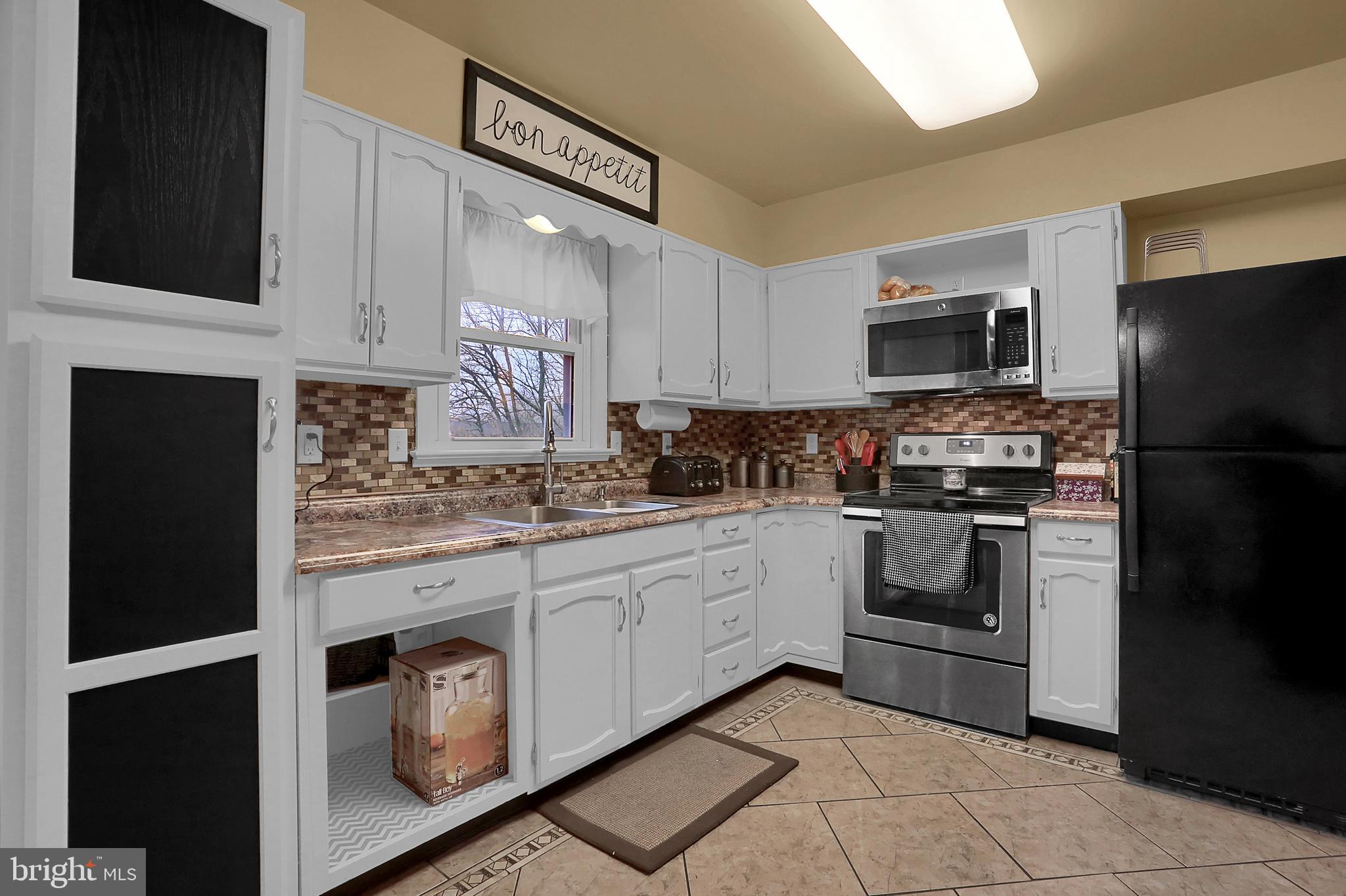 82 Browning Road Lancaster, PA 17602 - Photo 3 of 27 Gallery Image 3