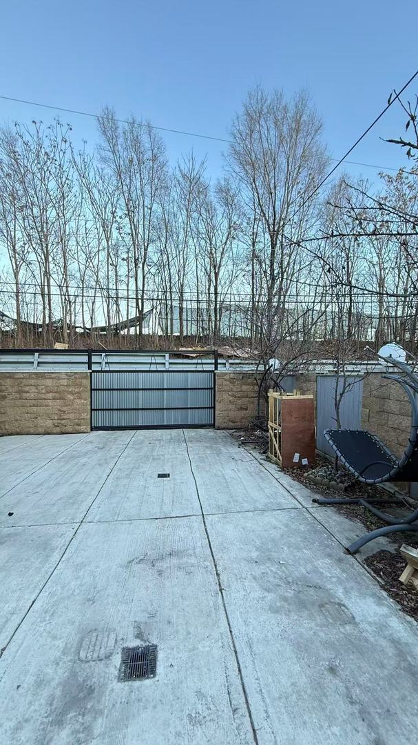 3017 South Canal Street Chicago, IL 60616 - Photo 4 of 6 a area with lots of trees in the background