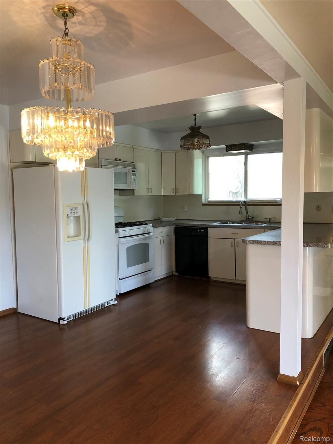 29910 Rambling Road Southfield, MI 48076 - Photo 13 of 56 IMG_1319.JPG