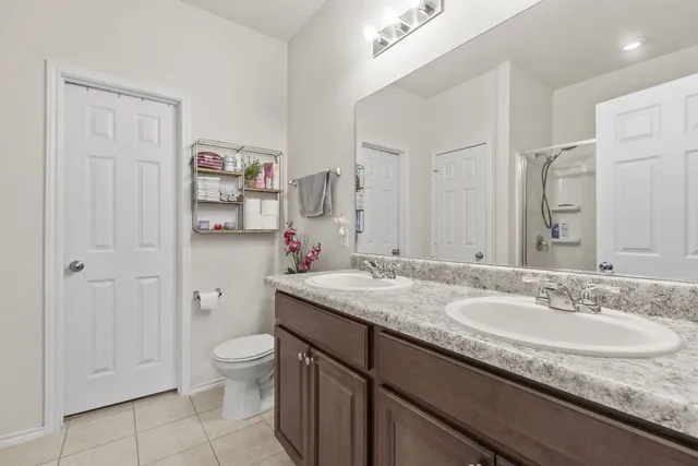 a en suite bathroom with a shower