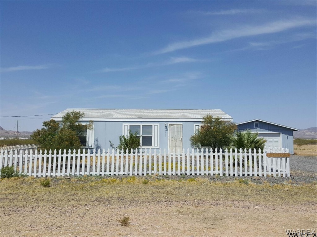 1097 South Concho Road Golden Valley, AZ 86413 - Photo 1 of 20 a front view of a house