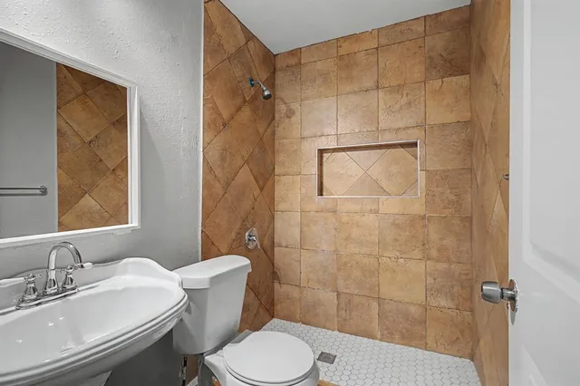 $1,250 | 3817 Collin Street, Fort Worth, TX 76119