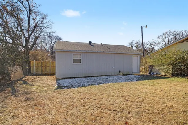 $1,250 | 3817 Collin Street, Fort Worth, TX 76119