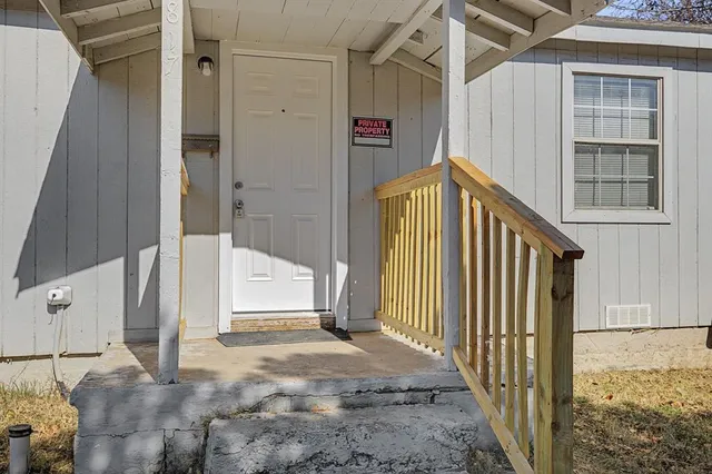 $1,250 | 3817 Collin Street, Fort Worth, TX 76119