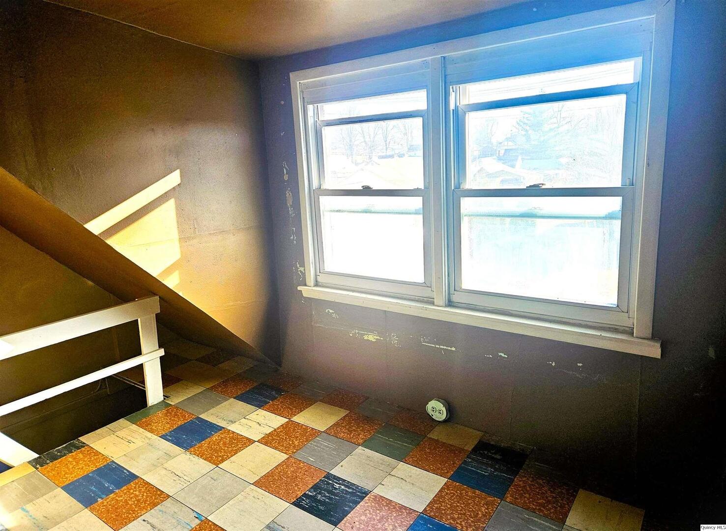 1520 Spruce Street Quincy, IL 62301 - Photo 14 of 21 a view of an empty room with a window