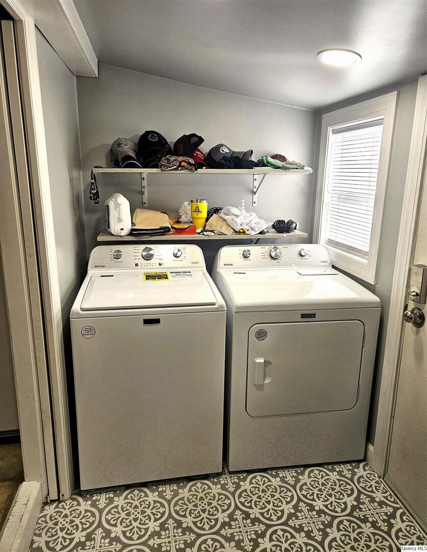 1520 Spruce Street Quincy, IL 62301 - Photo 16 of 21 a utility room with dryer and washer