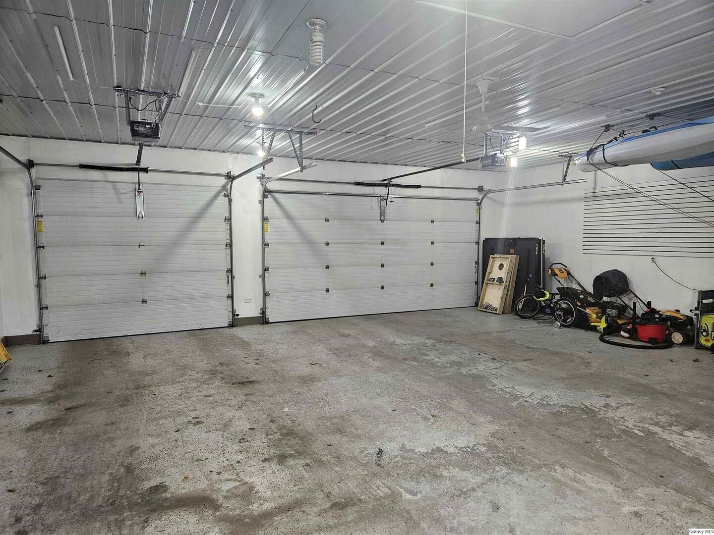 1520 Spruce Street Quincy, IL 62301 - Photo 19 of 21 a view of a garage