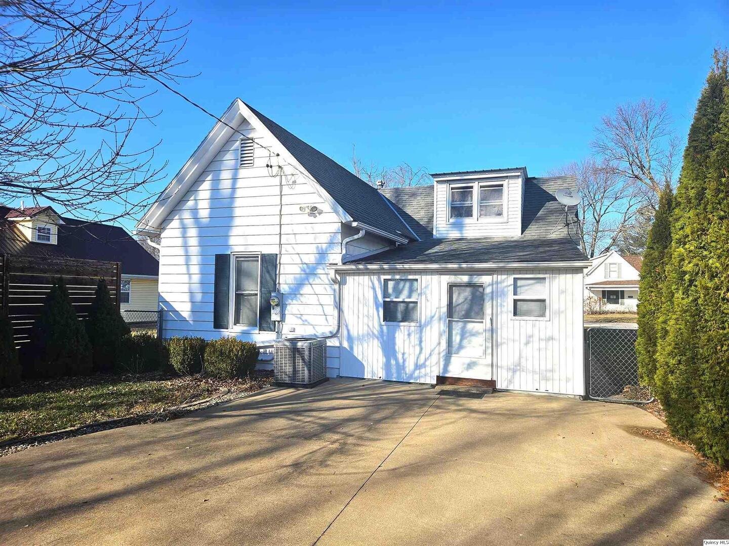 1520 Spruce Street Quincy, IL 62301 - Photo 3 of 21 a front view of a house with a yard