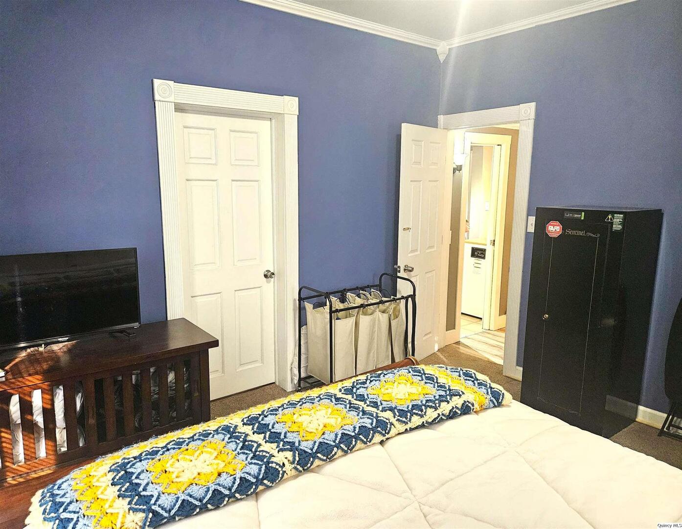 1520 Spruce Street Quincy, IL 62301 - Photo 10 of 21 a bedroom with bed and flat screen tv