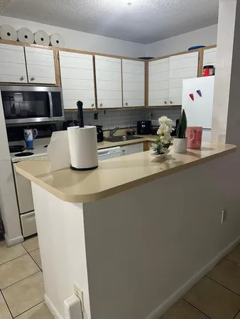 $1,900 | 7220 Northwest 179th Street, Unit 111, Hialeah, FL 33015