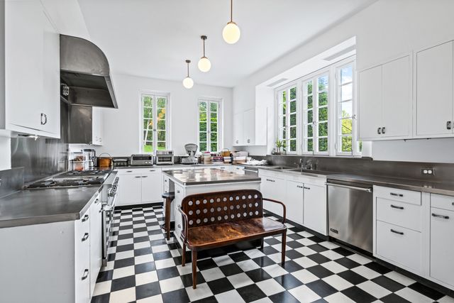 $25,500,000 | 104 Dans Highway, New Canaan, CT 06840