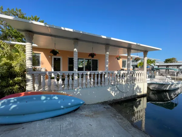 a view of a dinning tables and chairs in patio