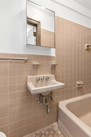 $1,375,000 | 215 East 73rd Street, Unit 3A | Lenox Hill