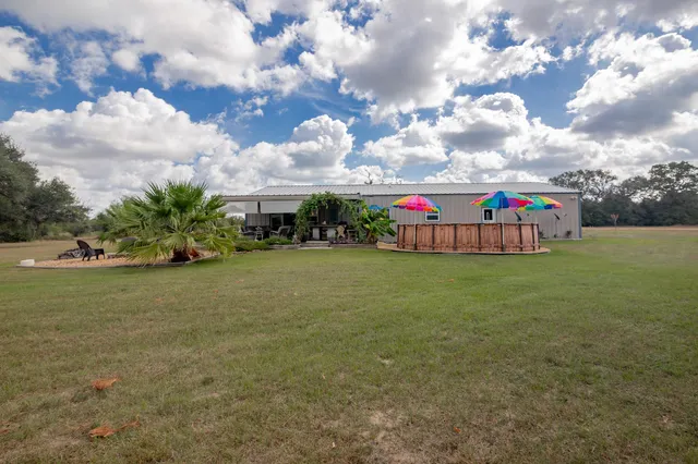 a view of a fountain in front of house