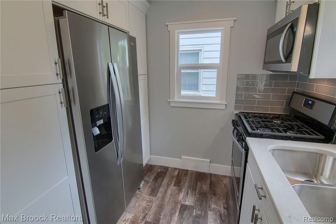 543 Stratford Road Ferndale, MI 48220 - Photo 3 of 21 543 Stratford Kitchen lll.jpg