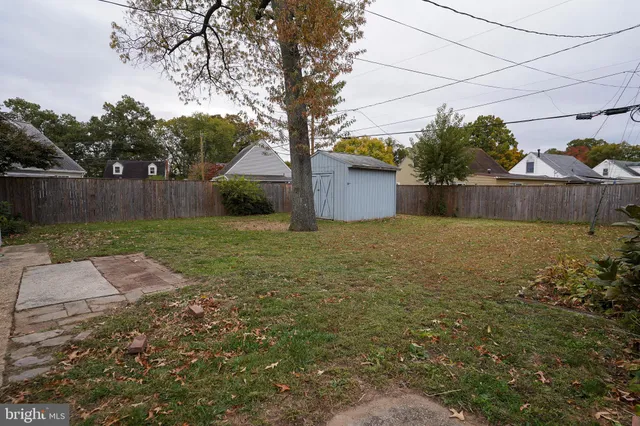 a view of a back yard
