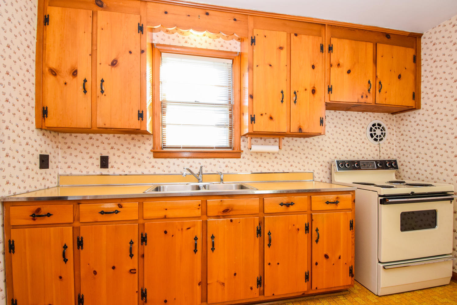 2383 Howard Road Southwest Roanoke, VA 24015 - Photo 8 of 20 Kitchen