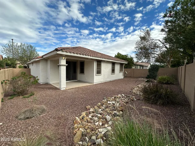 a view of a house with backyard
