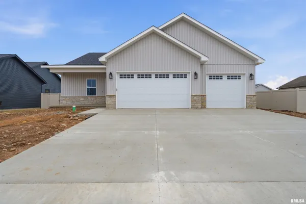 $425,000 | 1303 West Hillcrest Drive, Chillicothe, IL 61523