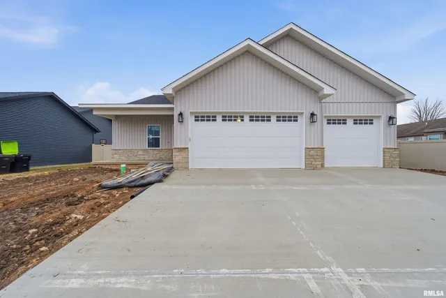 $425,000 | 1303 West Hillcrest Drive, Chillicothe, IL 61523