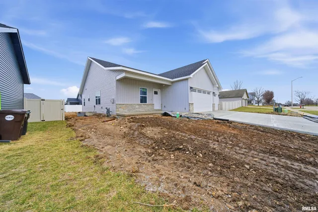 $425,000 | 1303 West Hillcrest Drive, Chillicothe, IL 61523