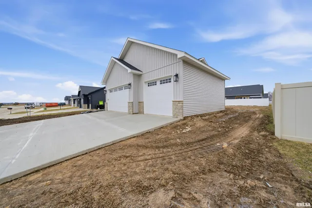 $425,000 | 1303 West Hillcrest Drive, Chillicothe, IL 61523