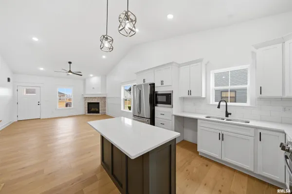 $425,000 | 1303 West Hillcrest Drive, Chillicothe, IL 61523