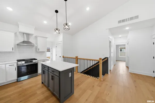 $425,000 | 1303 West Hillcrest Drive, Chillicothe, IL 61523