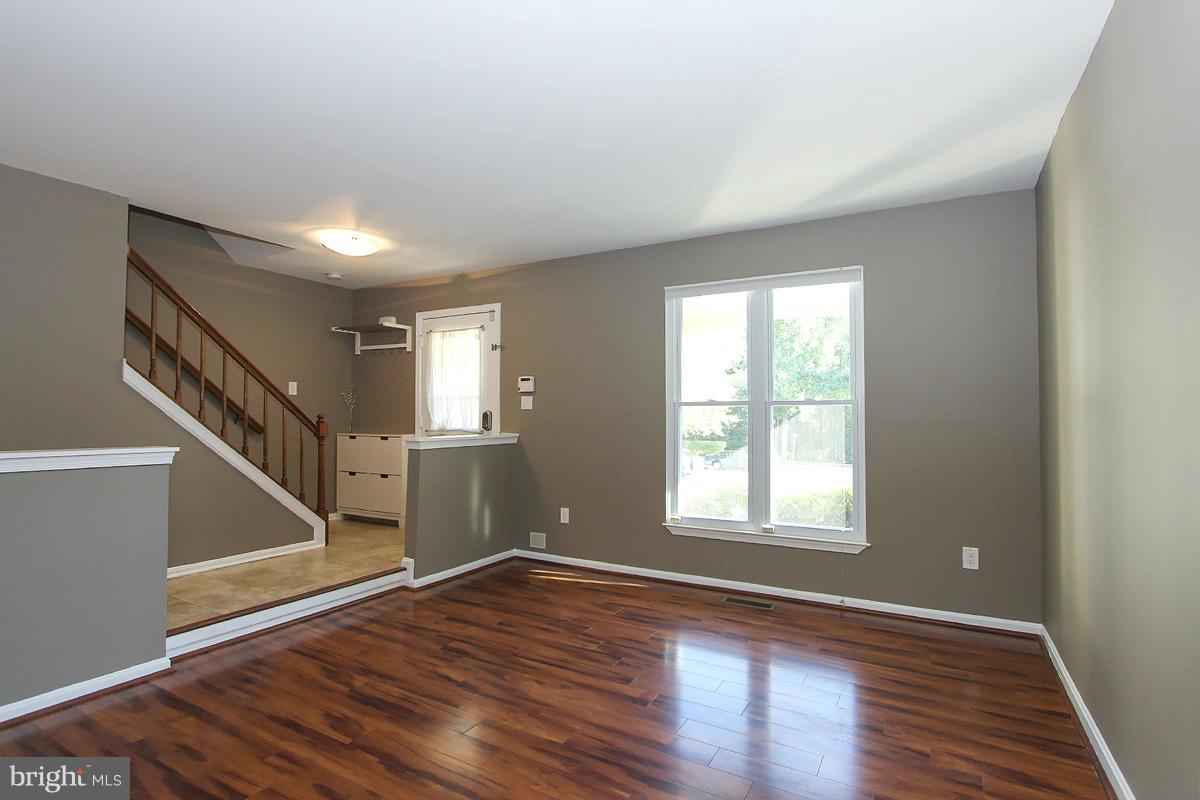 23 London Bridge Court Silver Spring, MD 20906 - Photo 6 of 30 Living Room