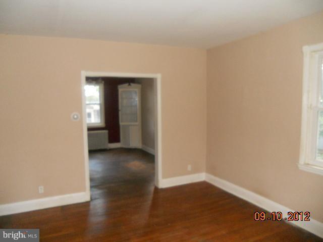 213 Westshire Road Baltimore, MD 21229 - Photo 5 of 11 Living Room