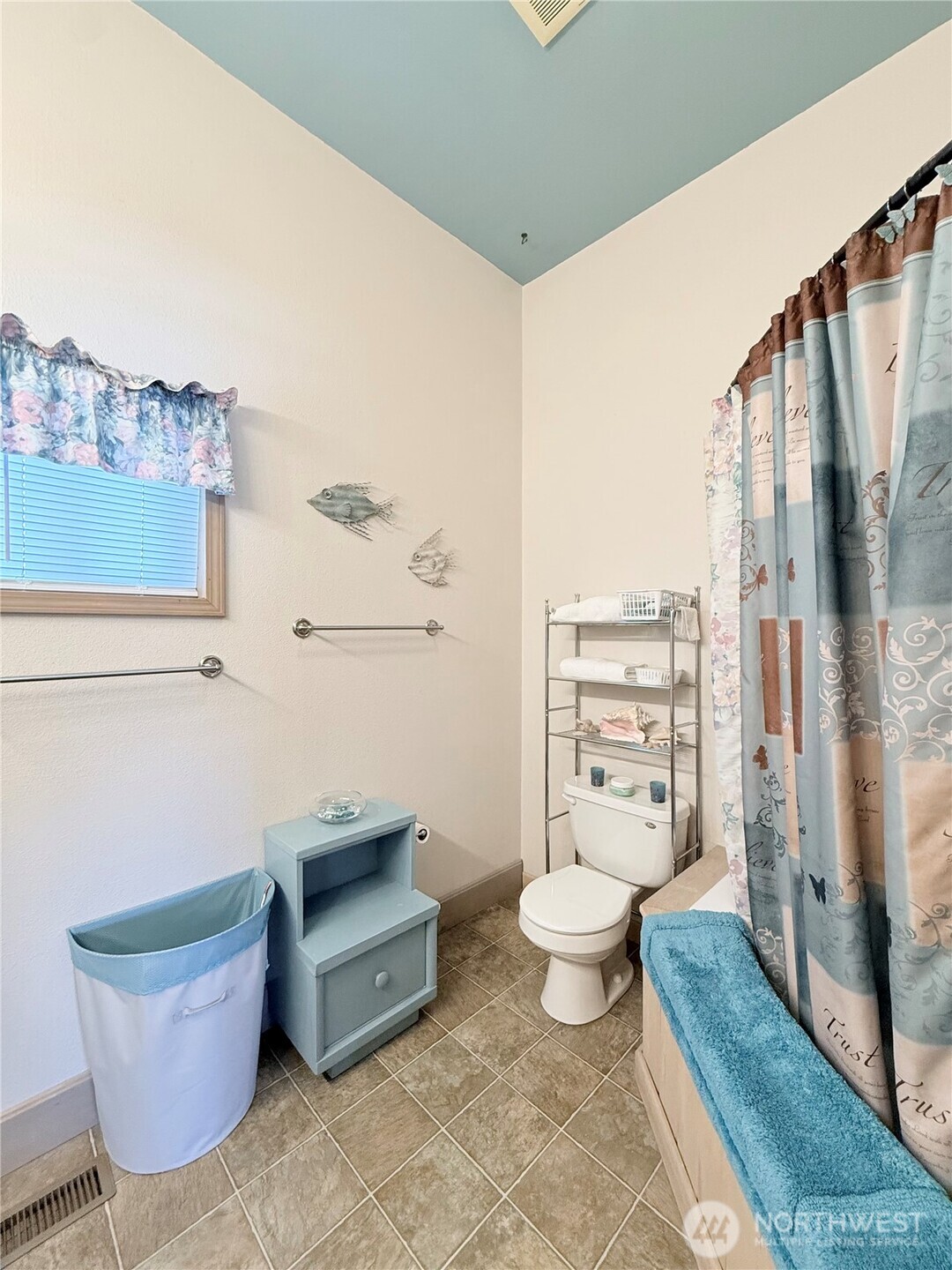 63 Shumway Road Omak, WA 98841 - Photo 15 of 39 a bathroom with a toilet a sink and a shower