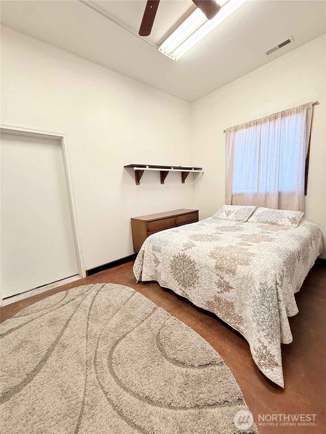 63 Shumway Road Omak, WA 98841 - Photo 25 of 39 a bedroom with a bed and a window