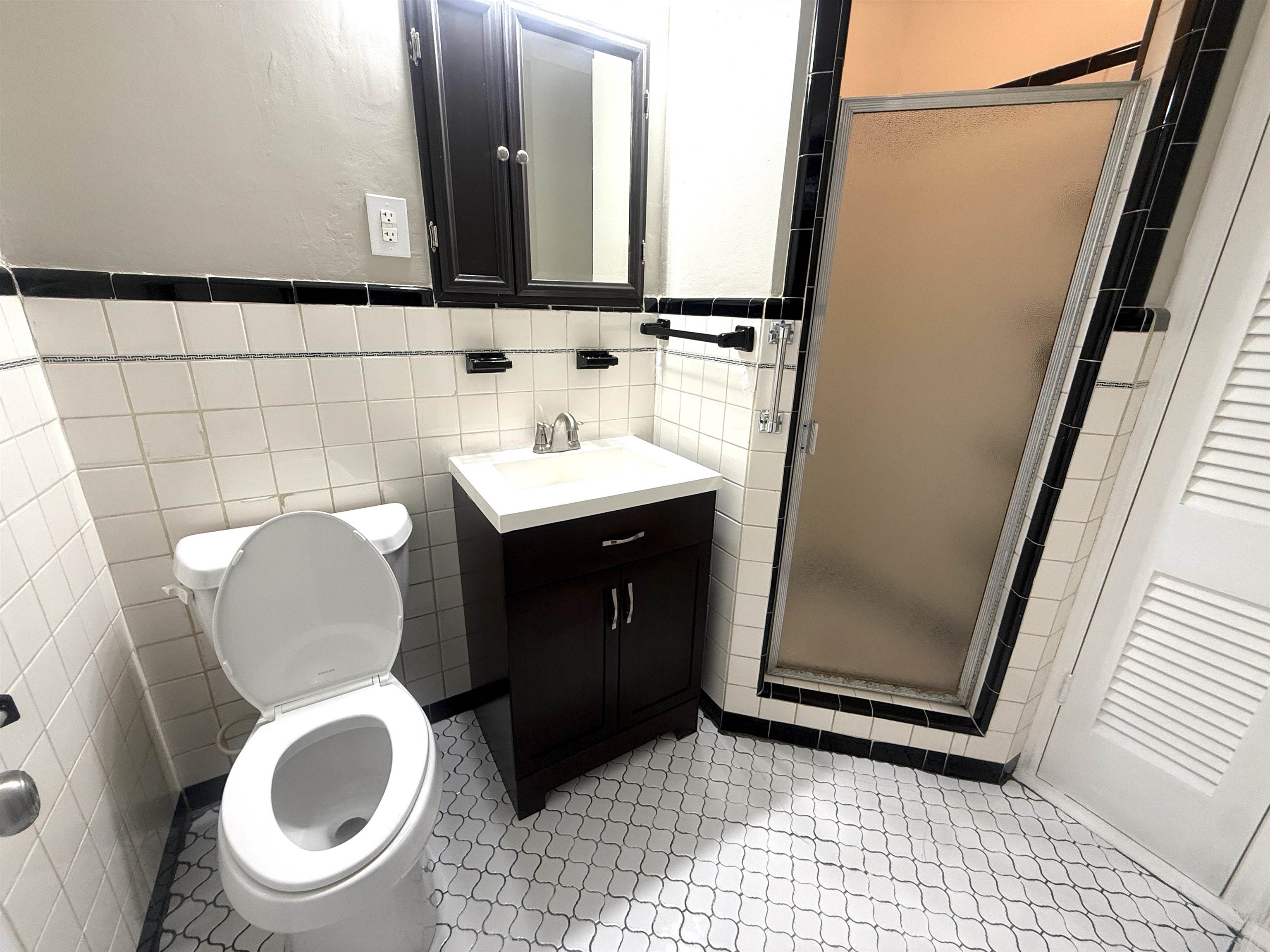 1050 Marcia Road Memphis, TN 38117 - Photo 13 of 20 a bathroom with a sink a toilet and a mirror