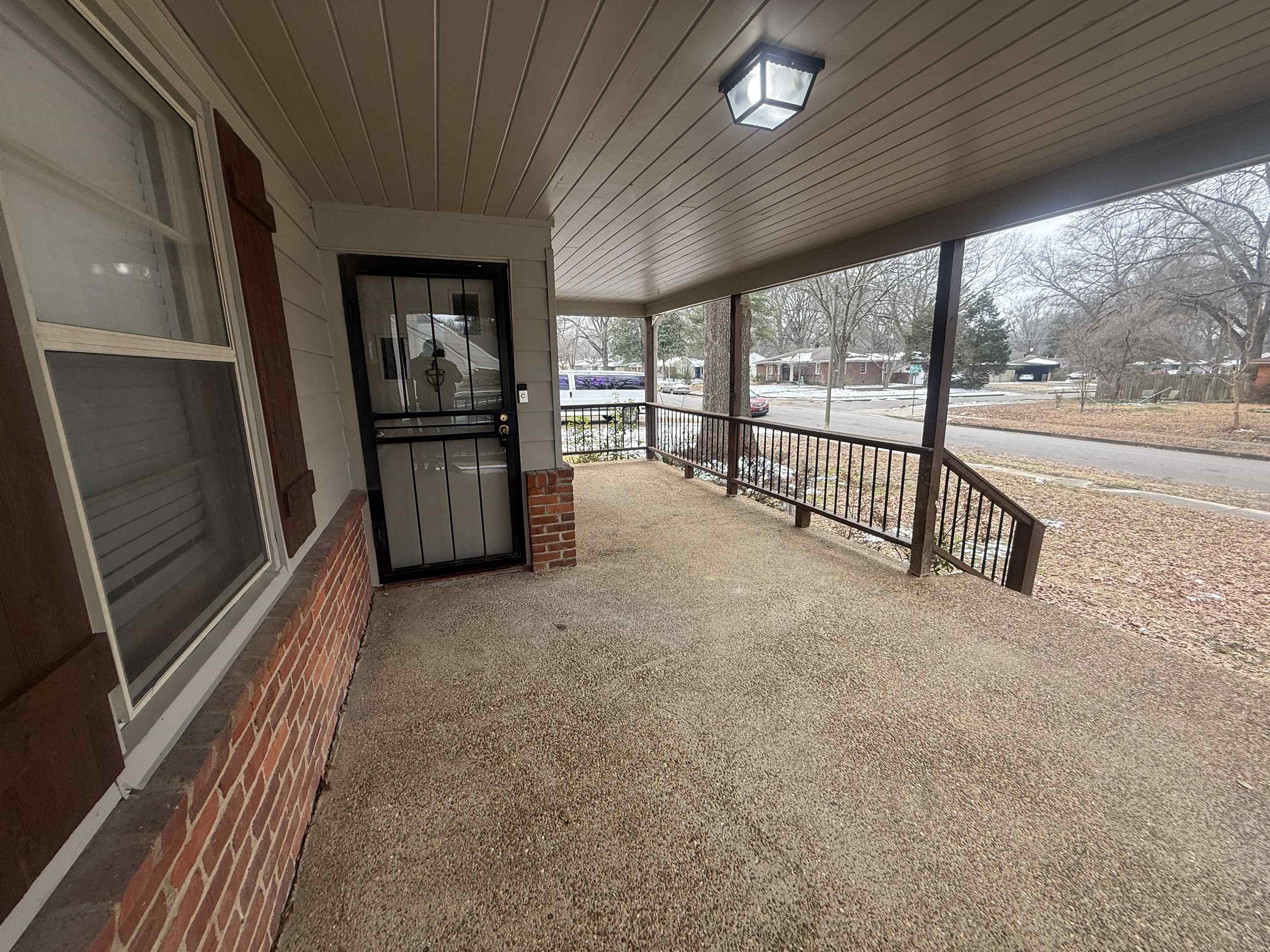 1050 Marcia Road Memphis, TN 38117 - Photo 4 of 20 a view of hallway with furniture and large windows