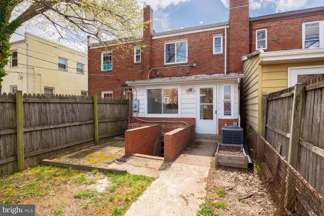 a view of a house with backyard in the backyard
