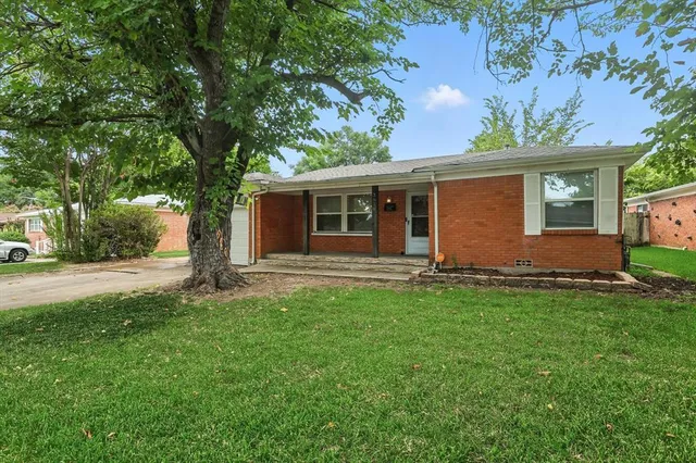 a view of a house with a backyard