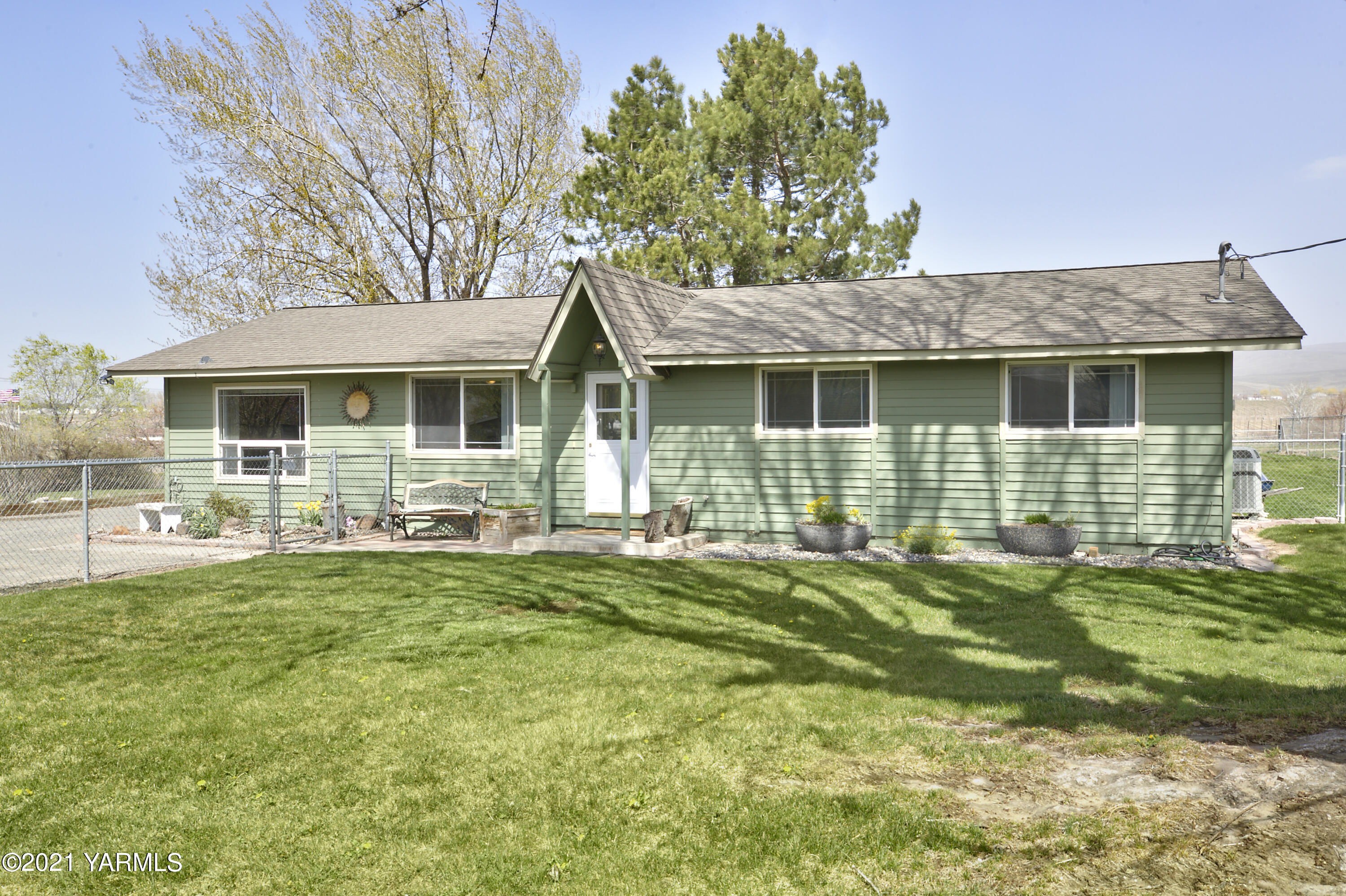 1111 Deeringhoff Road Moxee, WA 98936 - Photo 1 of 18 a house view with a garden space
