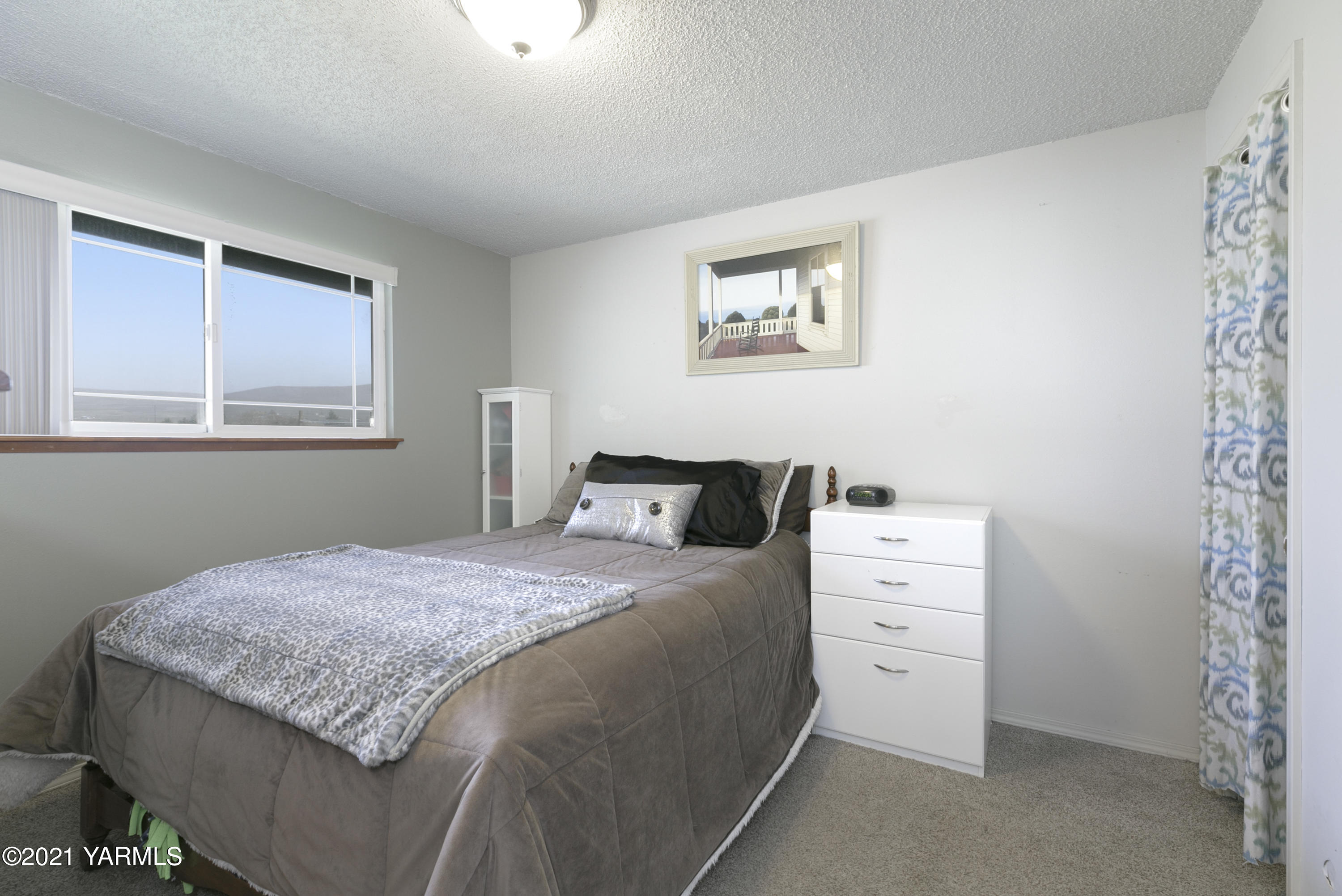 1111 Deeringhoff Road Moxee, WA 98936 - Photo 11 of 18 a bedroom with a bed and a window