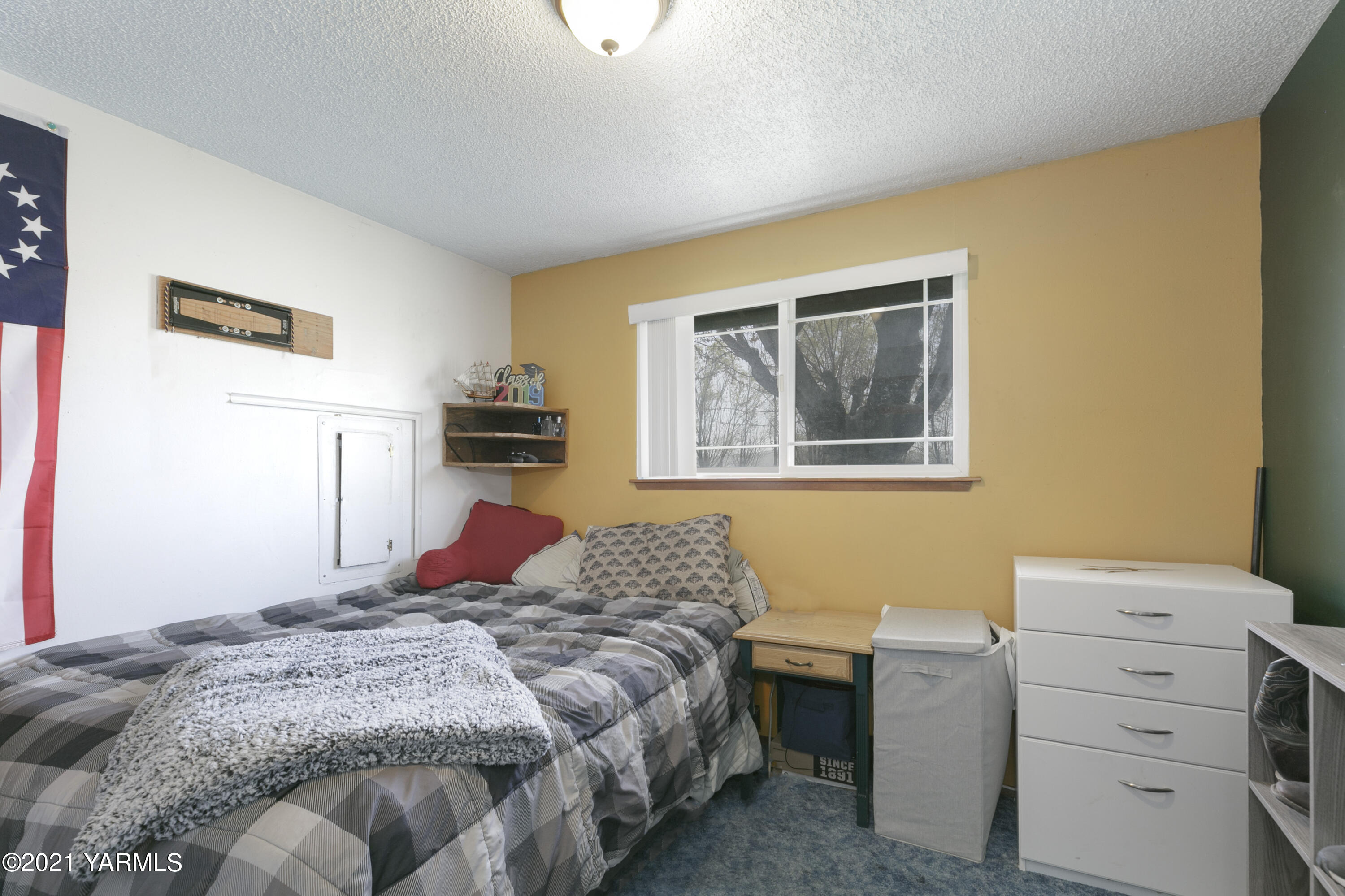 1111 Deeringhoff Road Moxee, WA 98936 - Photo 12 of 18 a bedroom with a bed and a dresser
