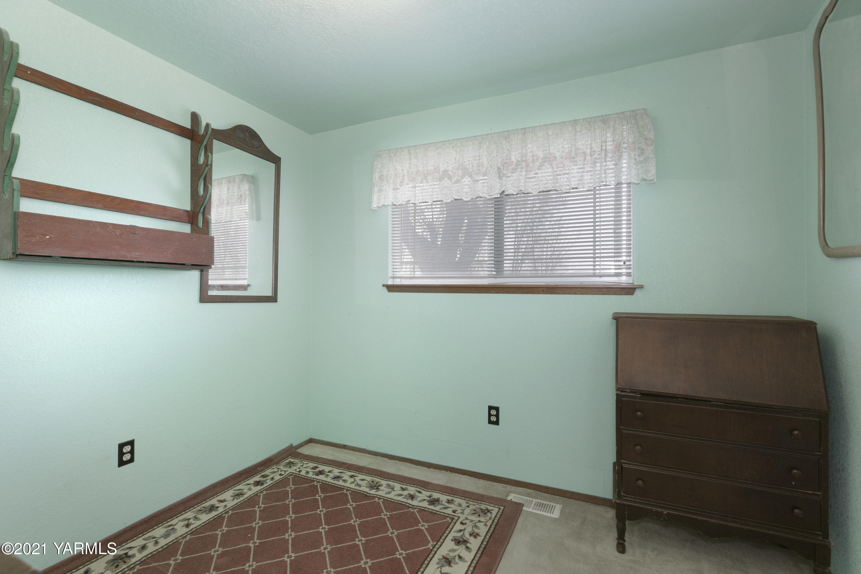 1111 Deeringhoff Road Moxee, WA 98936 - Photo 13 of 18 a room with cabinet and window