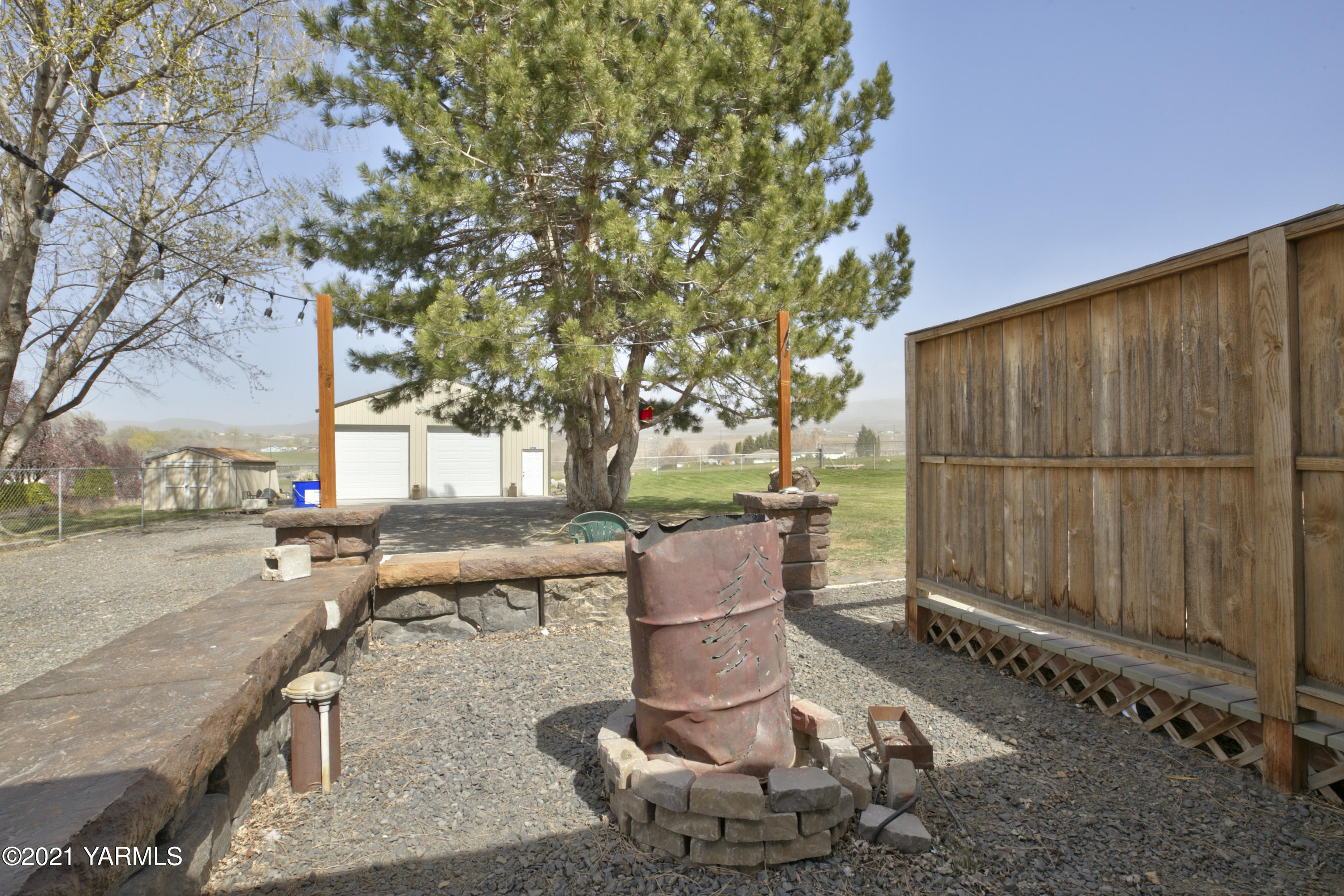 1111 Deeringhoff Road Moxee, WA 98936 - Photo 16 of 18 a view of a backyard with sitting area