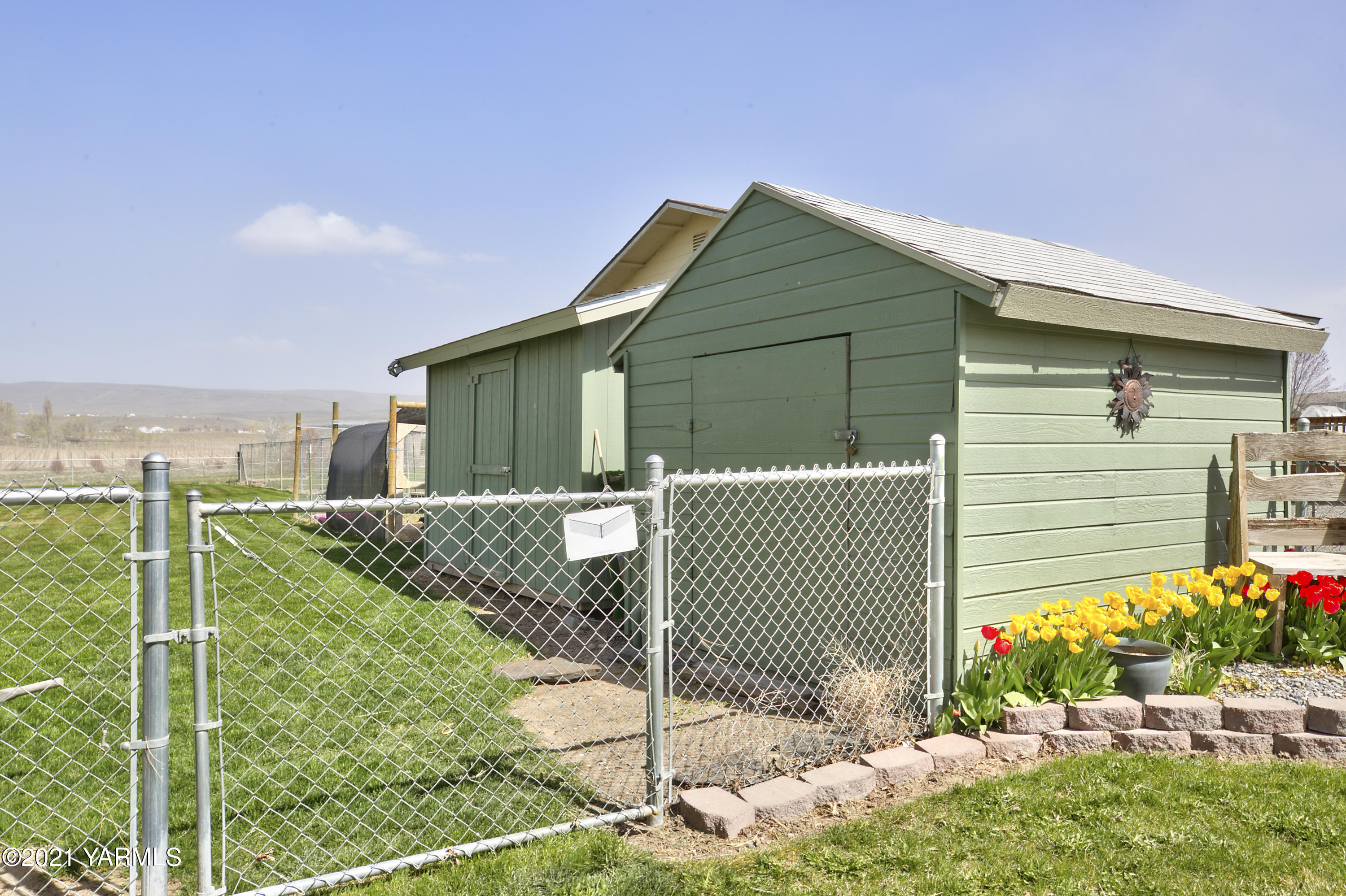 1111 Deeringhoff Road Moxee, WA 98936 - Photo 18 of 18 a front view of a house with garden