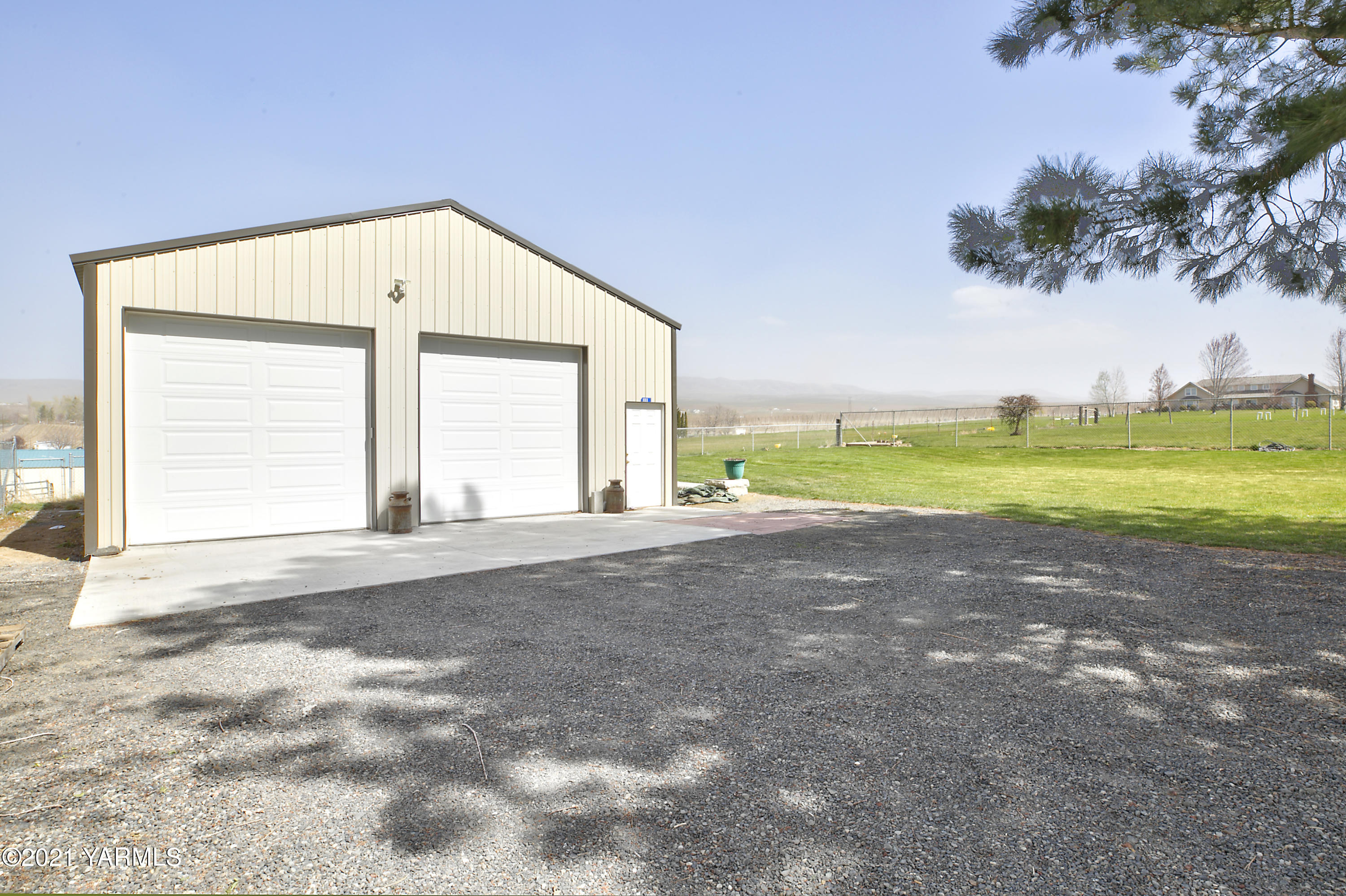1111 Deeringhoff Road Moxee, WA 98936 - Photo 3 of 18 a view of an empty room with a yard