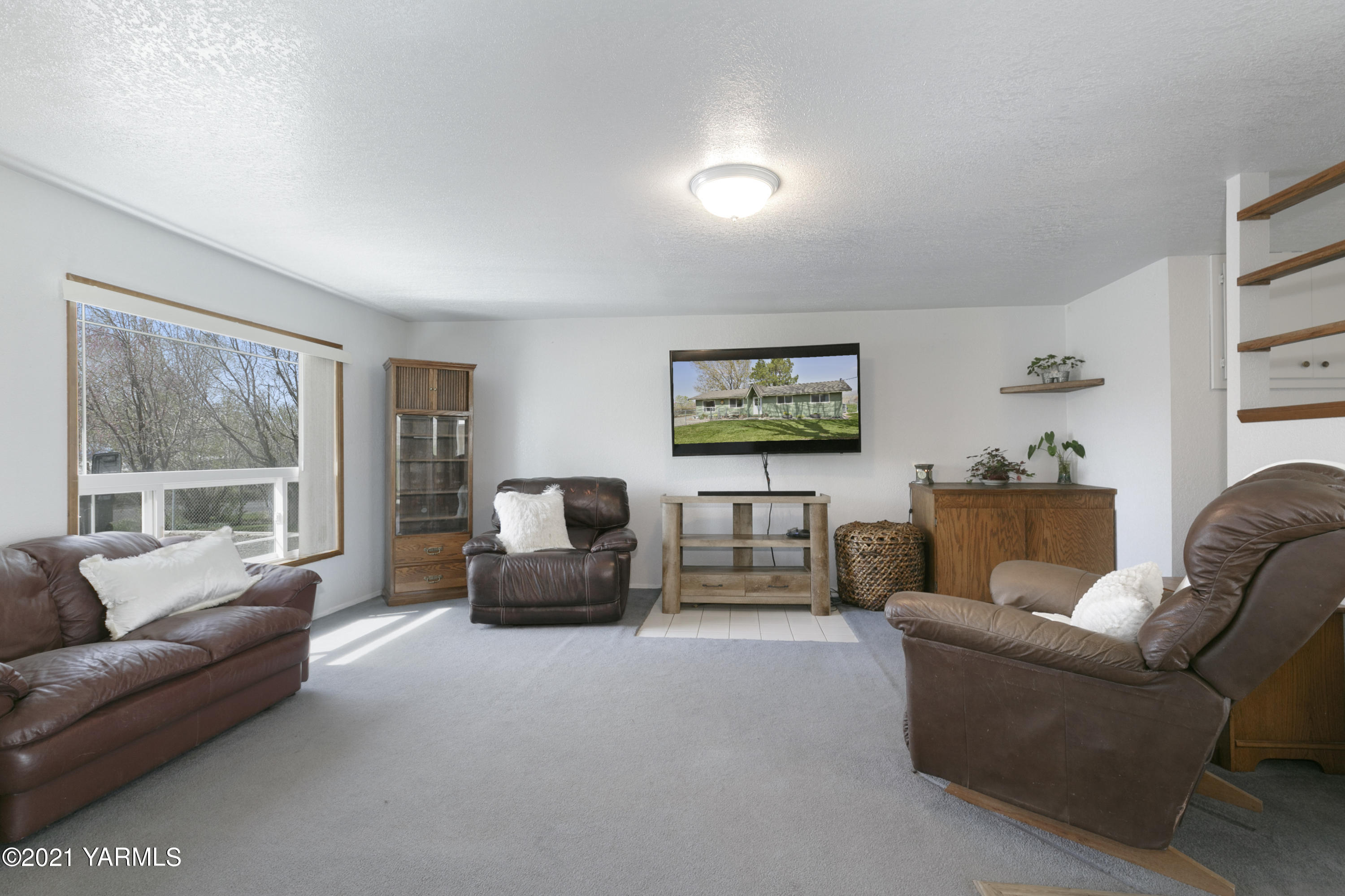 1111 Deeringhoff Road Moxee, WA 98936 - Photo 4 of 18 a living room with furniture and a flat screen tv