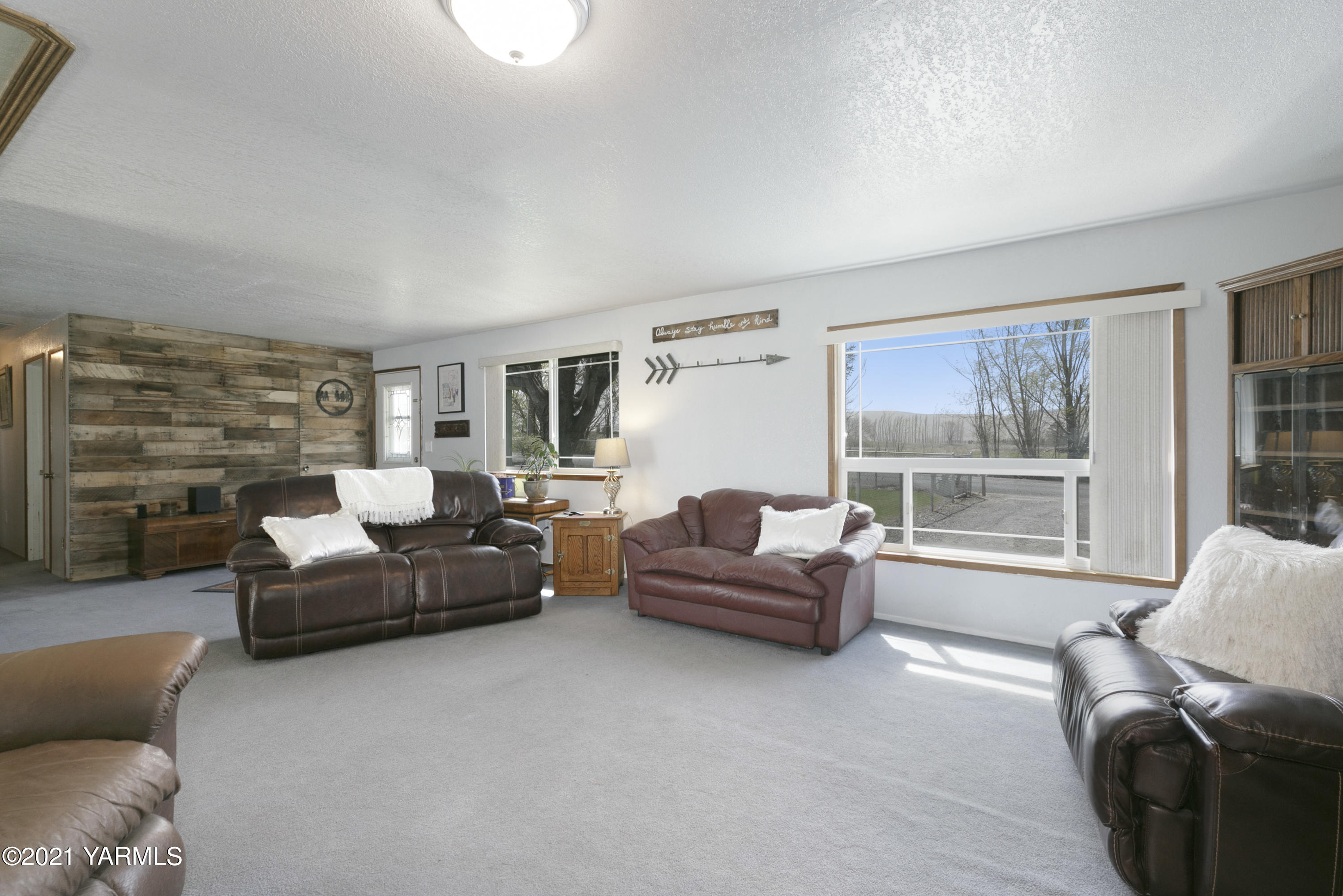 1111 Deeringhoff Road Moxee, WA 98936 - Photo 5 of 18 a living room with furniture and a large window