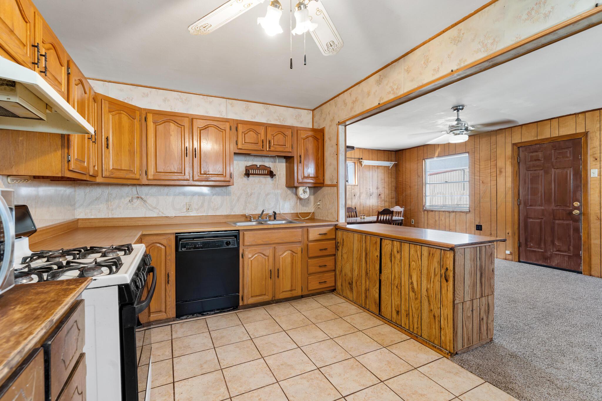 1105 Aster Street Amarillo, TX 79107 - Photo 5 of 13 Kitchen