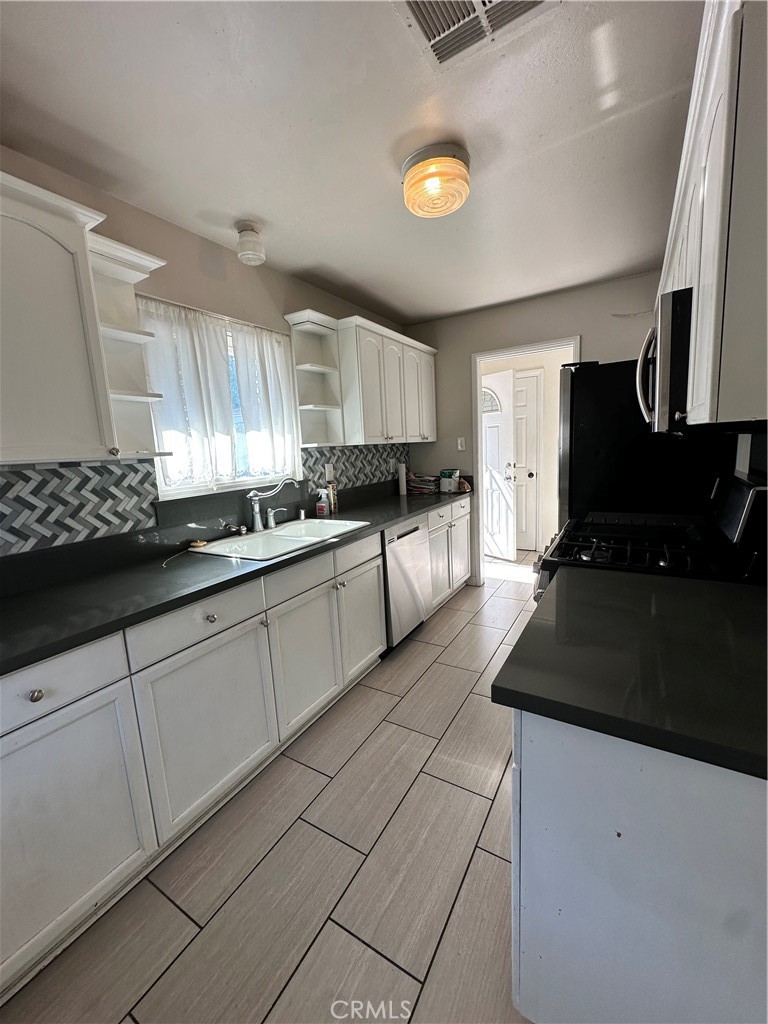 29 Dale Lane Redlands, CA 92373 - Photo 3 of 11 Kitchen