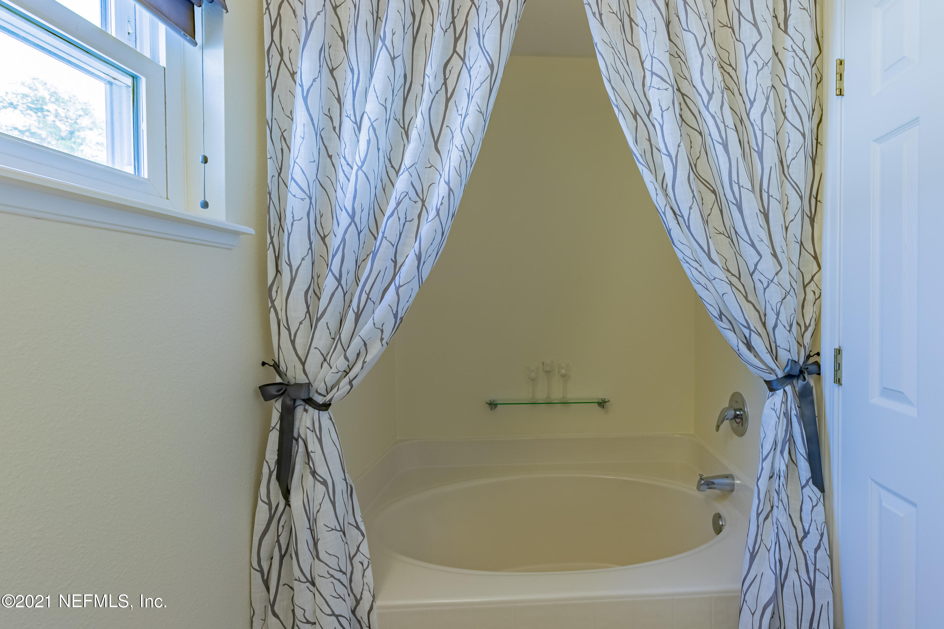 2602 Sunrise Ridge Lane Jacksonville, FL 32277 - Photo 23 of 35 a bathroom with a bathtub